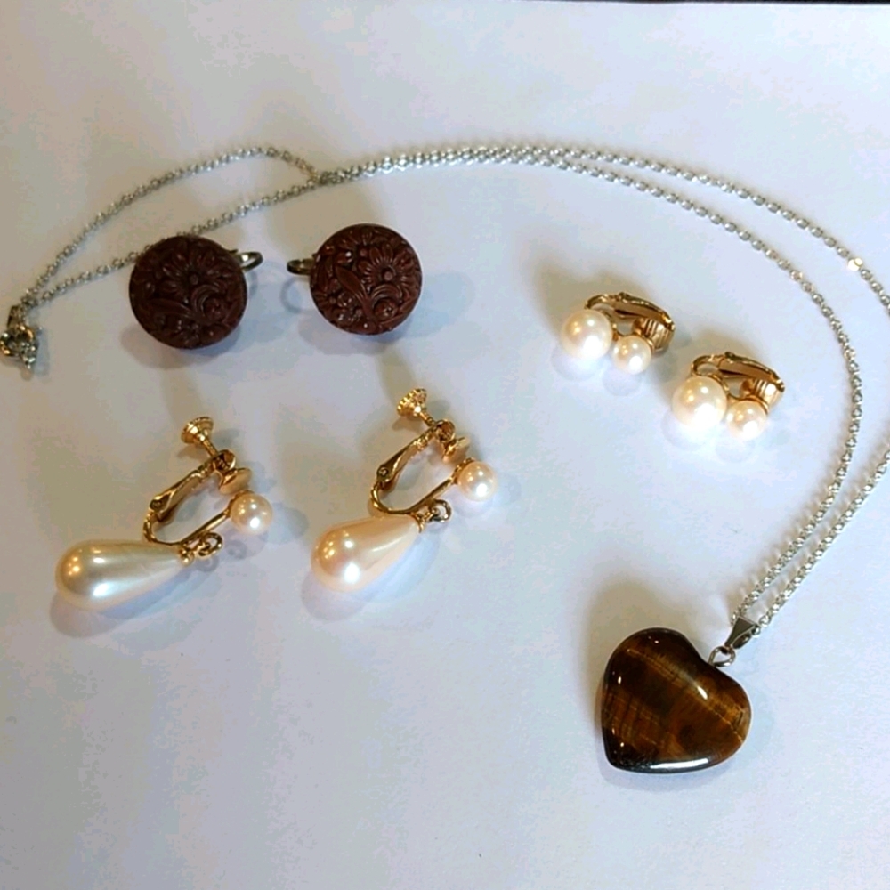 3 clip-on earrings/1 necklace